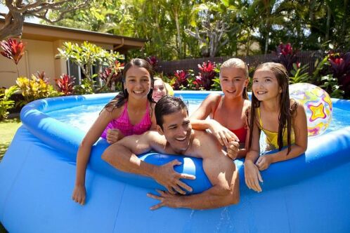 Le modèle de piscine Intex EasySet est adapté à toute la famille.