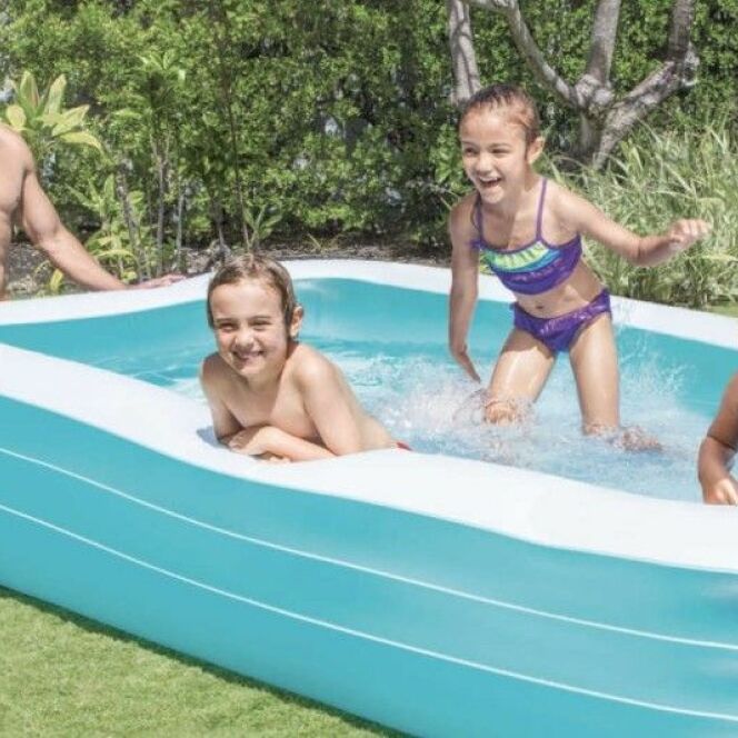 Avec la piscine rectangulaire Givrée, faites plaisir à votre enfant et offrez lui sa petite dose de fraîcheur ! © INTEX