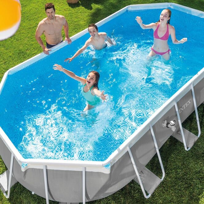 La piscine tubulaire Prism Frame séduit par sa forme ovale et son coloris gris. © INTEX