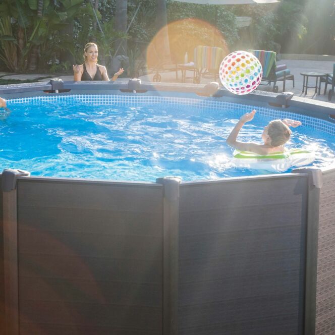 La piscine tubulaire Graphite est plus accessible financièrement que les piscines en bois mais tout aussi design. © INTEX