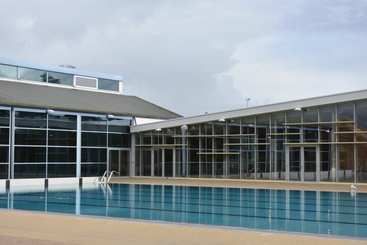 Bassin sportif extérieur + murs rideaux Bassin sportif extérieur + murs rideaux