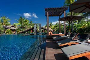 Une magnifique piscine lagon dans cet hôtel de Bali