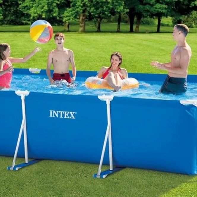 Profitez pleinement des vacances et des chaudes journées d’été grâce à la piscine tubulaire Metal Frame Junior. © INTEX