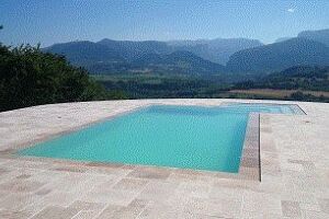 piscine miroir margelles immerg&eacute;es Travertin