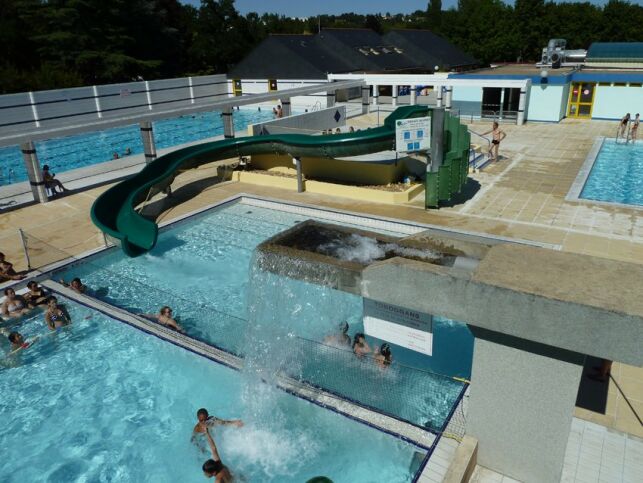 Piscine à Descartes : la cascade du bassin ludique