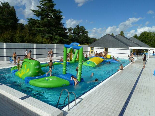 La piscine municipale de Descartes installe parfois des équipements ludiques pour des manifestations spéciales.