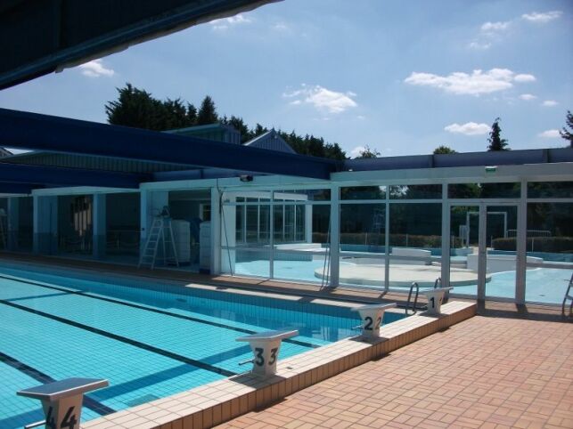 Le toit de la piscine Plein Soleil à Maizières Les Metz s'ouvre en été pour découvrir le bassin