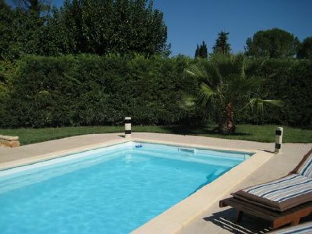 La piscine préfabriquée est idéale pour une piscine à petit prix.