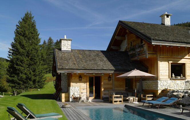 Photo 1 : Piscine de montagne devant chalet en bois, ambiance chaleureuse © François Deladerrière