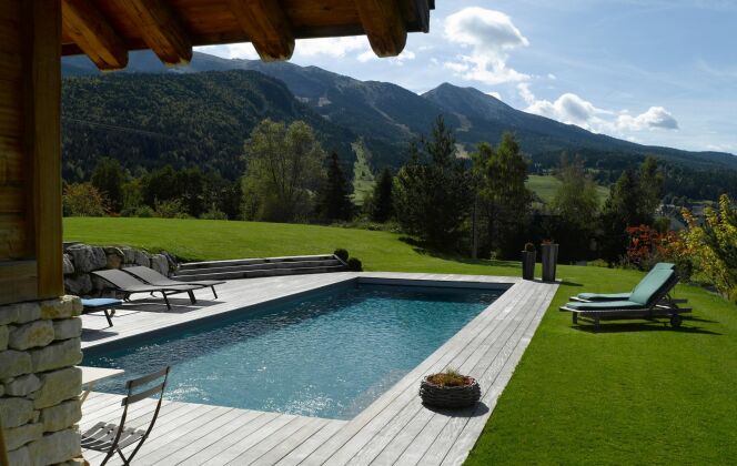 Photo 2 : Piscine rectangulaire au coeur des montagnes par Carré Bleu © François Deladerrière