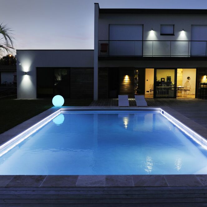 Piscine rectangulaire by night, par Caron Piscines © lmwr