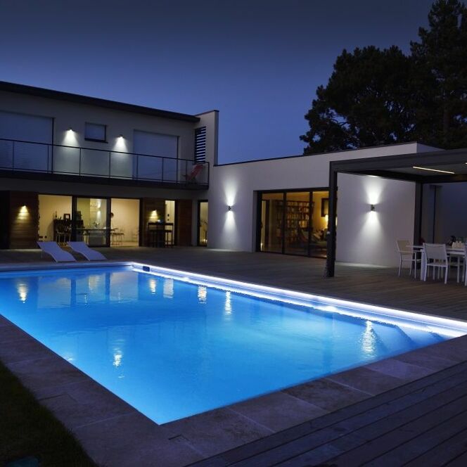 Piscine rectangulaire by night, par Caron Piscines © lmwr