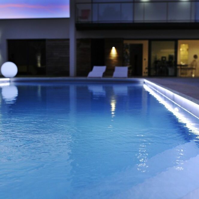 Piscine rectangulaire by night, par Caron Piscines © lmwr