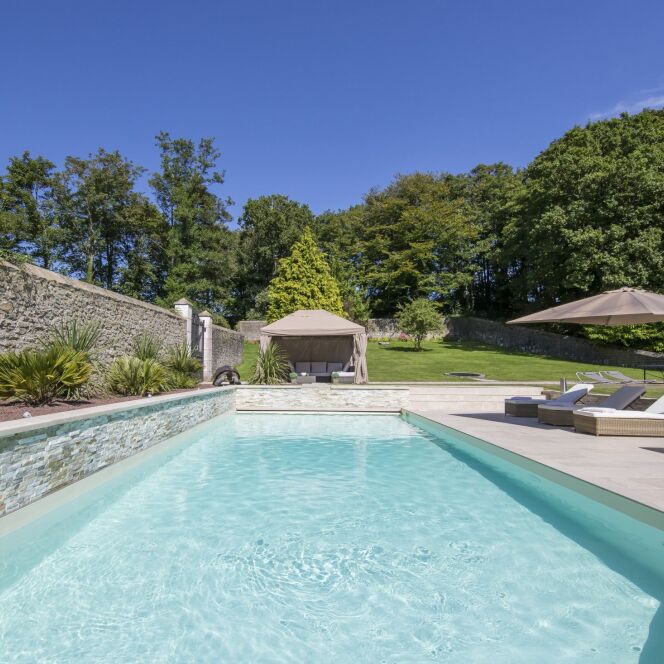 Piscine rectangulaire contemporaine, par Caron Piscines © Photographe : Fred Pieau