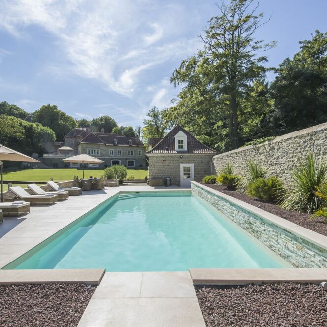 Piscine rectangulaire contemporaine, par Caron Piscines © Photographe : Fred Pieau