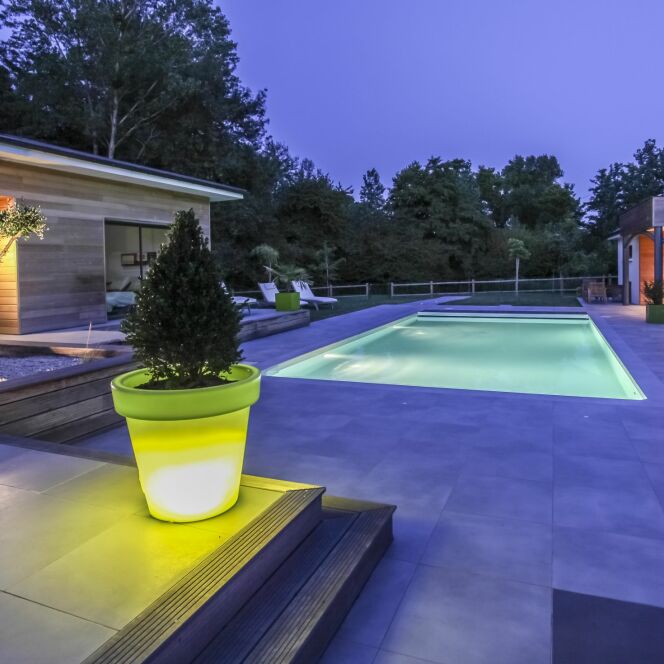 Piscine rectangulaire Day&Night, de nuit, par Caron Piscines © Photographe : Fred Pieau