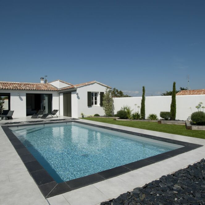 Piscine rectangulaire en béton armé, par Caron Piscines © Photographe : Fred Blanpain