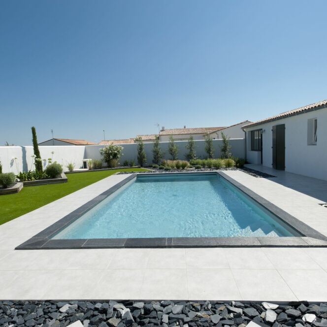 Piscine rectangulaire en béton armé, par Caron Piscines © Photographe : Fred Blanpain