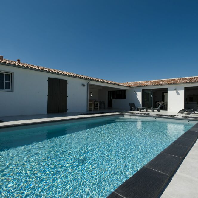 Piscine rectangulaire en béton armé, par Caron Piscines © Photographe : Fred Blanpain