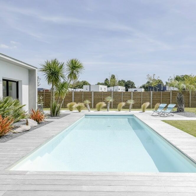 Piscine rectangulaire enterrée en béton, réalisée par Caron Piscines © Photographe : Fred Pieau