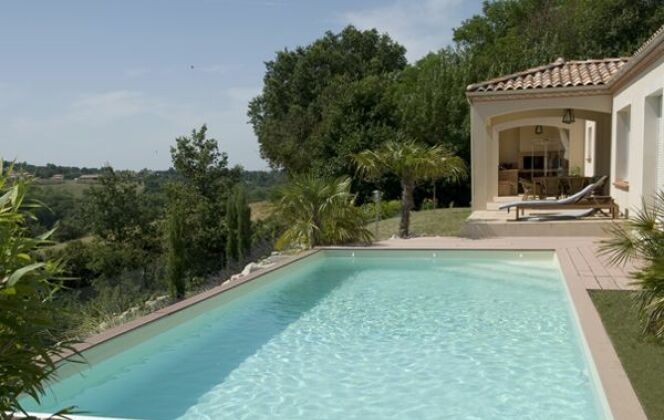 Piscine rectangulaire avec terrasse en bois © Piscines Marinal