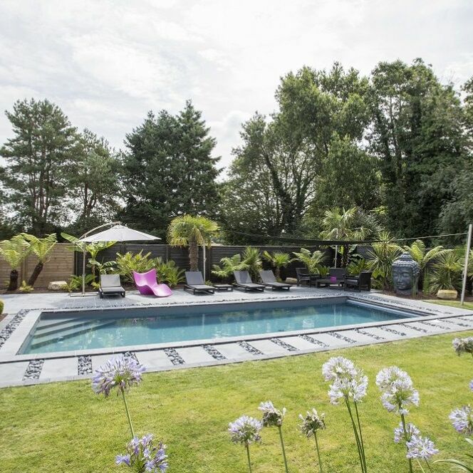 Piscine rectangulaire zen, par Caron Piscines © Photographe : Fred Pieau