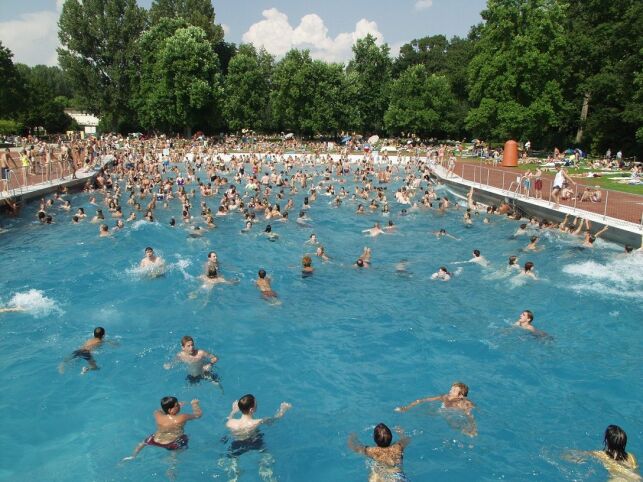 La piscine Rheinstrandbad Rappenwört, à Karlsruhe, en été. 