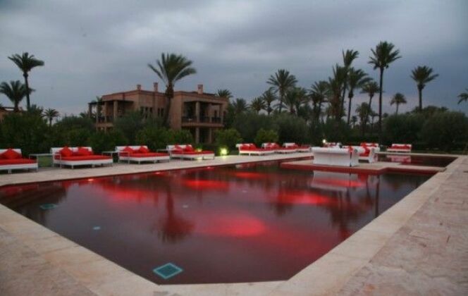Piscine rouge au Murano Resort (Marrakech, Maroc) © Murano Resort