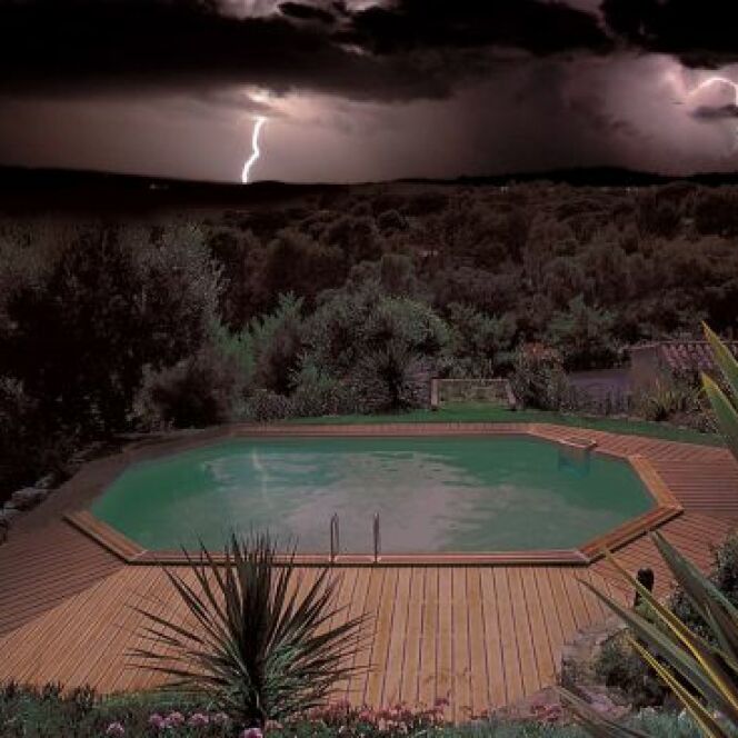 Piscine sous un orage menaçant. Irréel. © Piscinelle