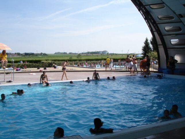 Le toit de la piscine de Fagnières s'ouvre en été pour découvrir le bassin de natation Le toit de la piscine de Fagnières s'ouvre en été pour découvrir le bassin de natation