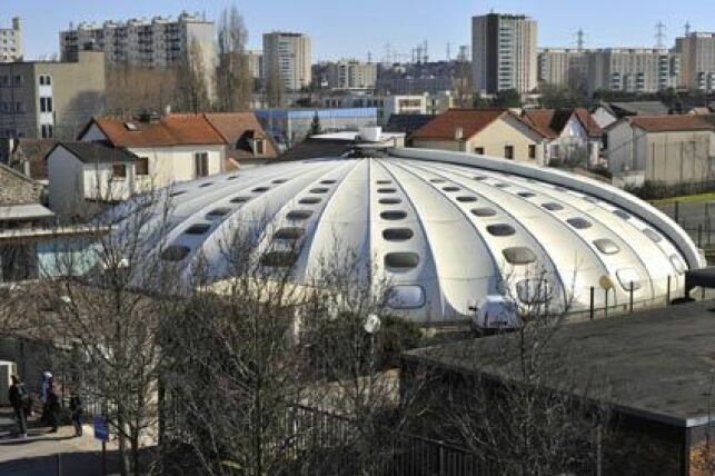 Piscine Tournesol de Bondy : le toit en forme de coupole peut s'ouvrir lors des beaux jours 