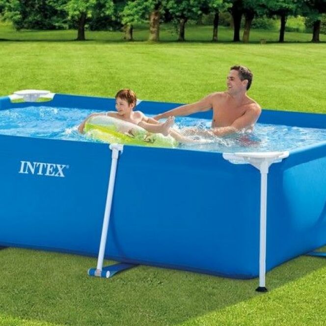 Pour profiter pleinement des vacances, installez votre piscine tubulaire Metal Frame Junior dans le jardin. © INTEX