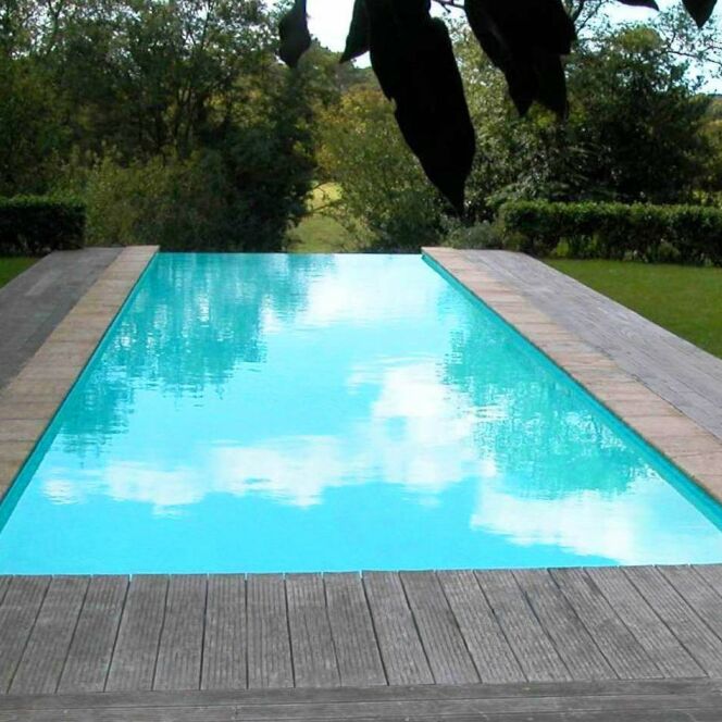 Piscine à débordement avec plage de bois et vue sur jardin aménagé © L'Esprit Piscine