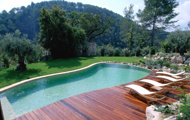 Piscine à débordement avec solarium en bois lustré et vue sur montagne © L'Esprit Piscine