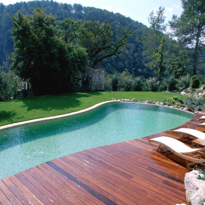 Piscine à débordement avec solarium en bois lustré et vue sur montagne © L'Esprit Piscine