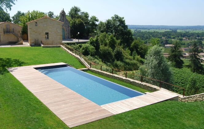 Piscine à débordement avec vue sur vallée © L'Esprit Piscine