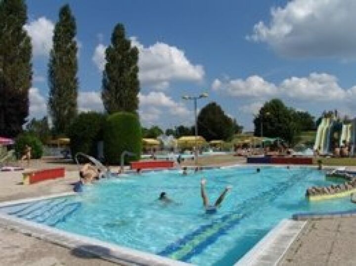 Piscine à Noidans le Ferroux Piscine à Noidans le Ferroux