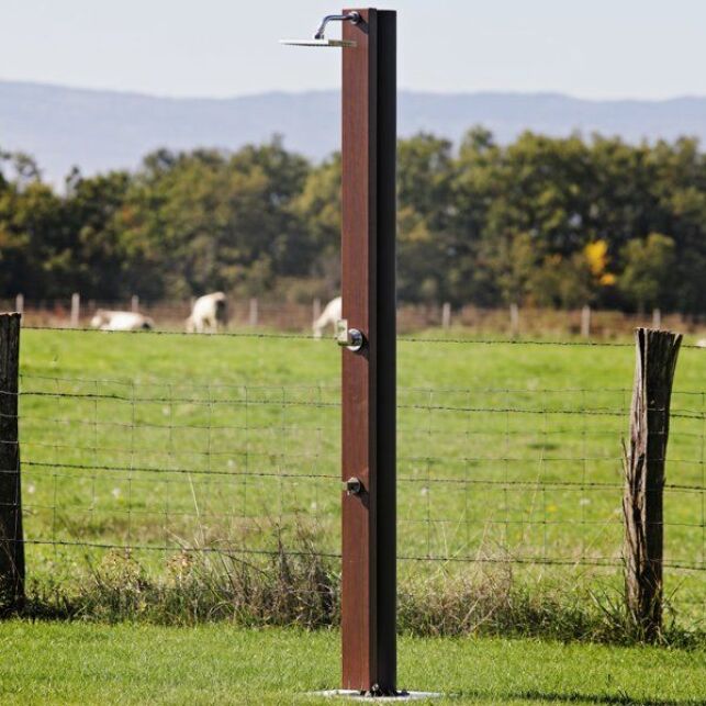 Nouveauté Desjoyaux douche solaire de jardin GuidePiscine.fr