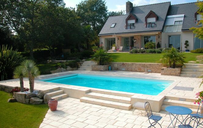 Ambiance conviviale et familiale, belle piscine pour des vacances de détente © L'Esprit piscine