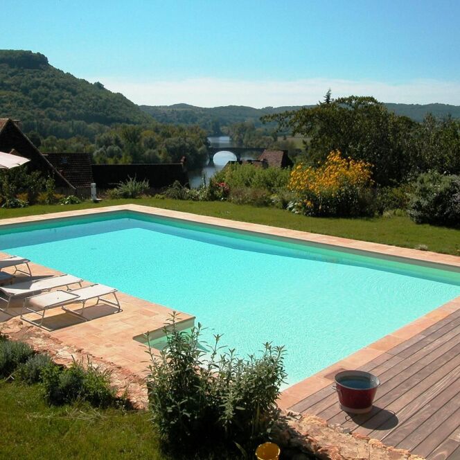 Piscine familiale rectangulaire à la campagne © L'Esprit piscine