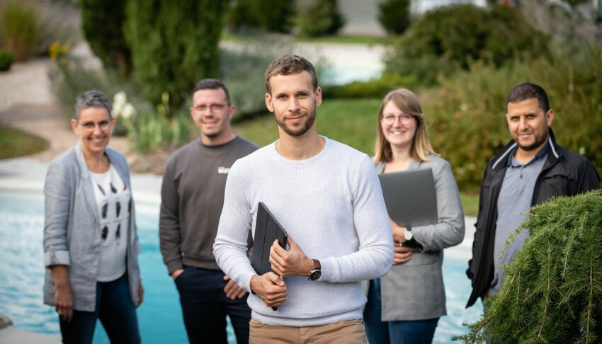 Piscines Waterair devient Société à Mission et confirme son engagement social et écologique. (sur la photo : salariés de piscines Waterair aux services marketing, communication, R&D et atelier). &nbsp;&nbsp;