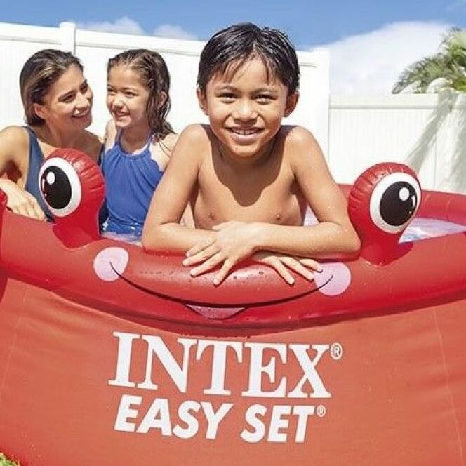 La petite piscine ronde autoportée “Crabe“ fera le bonheur des plus jeunes. © INTEX