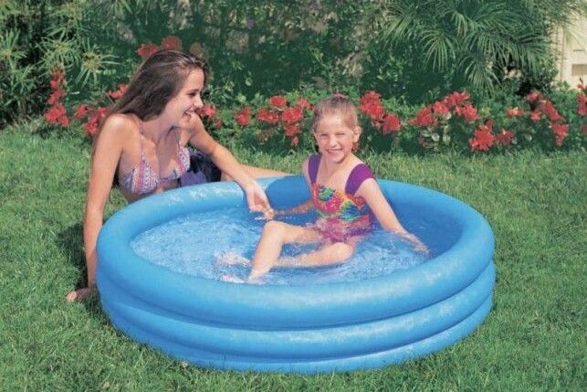 La piscinette Cristal Blue XS est un espace de jeu adapté aux enfants de 2 ans et plus.