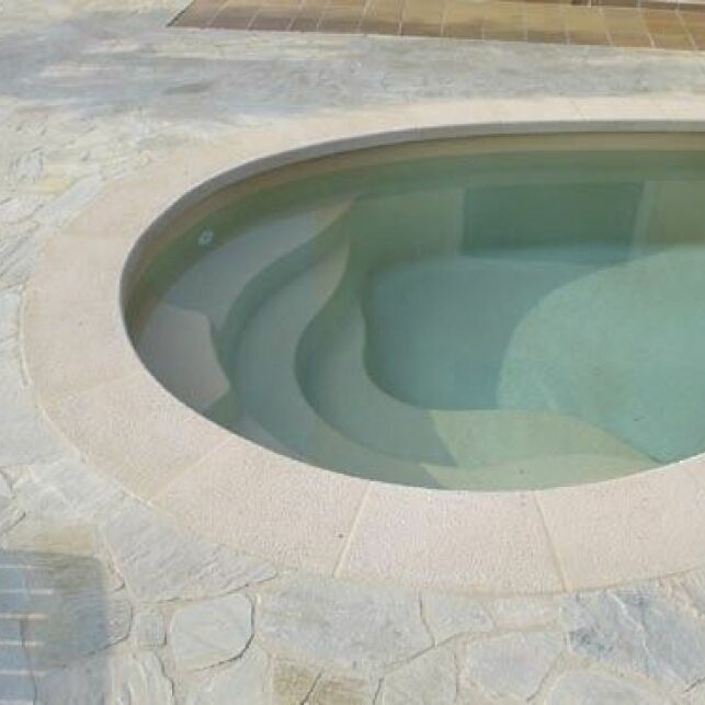 Cette piscine coque en forme de haricot offre une belle surface de nage.