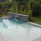 Une piscine avec plage : un bassin tout confort pour votre jardin