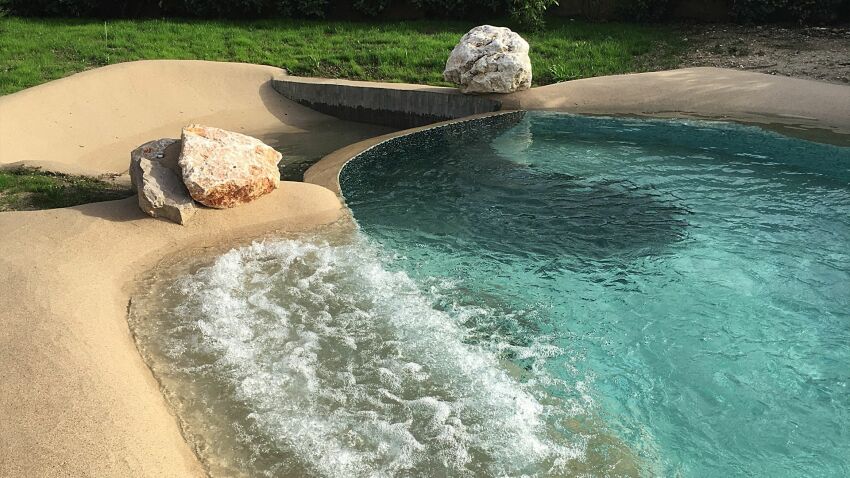 Gérard Gay collabore avec une dessinatrice depuis 20 ans pour réaliser les plans des piscines.&nbsp;&nbsp;