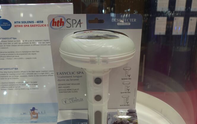 EASYCLIC Spa, développé par HTH, est un diffuseur flottant au brome qui permet de traiter aussi bien un petit spa gonflable d'un spa rigide. DR