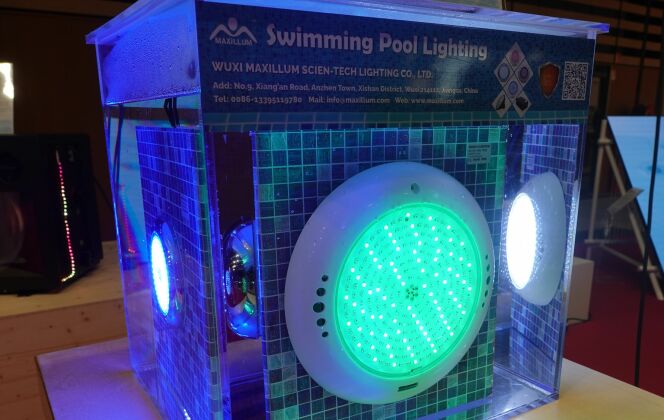 La lumière de piscine par MAXILLIUM SCIEN-TECH LIGHTING est adaptée à tous les conduits muraux standards pour une installation et un remplacement faciles. DR