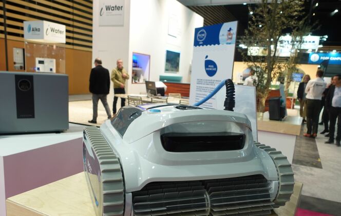Le robot nettoyeur WY3051 - POWER S de WYBOTICS CO est un robot alimenté par une batterie en lithium-ion et un panneau solaire afin de rester autonome en toutes situations. DR