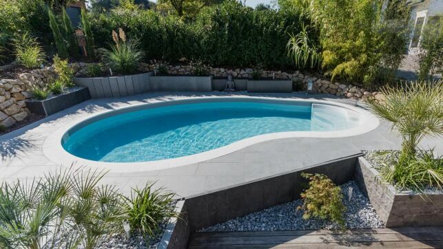 Pour bien choisir sa piscine, différents critères doivent être pris en compte comme la surface disponible, la technique de construction ou la forme souhaitée.